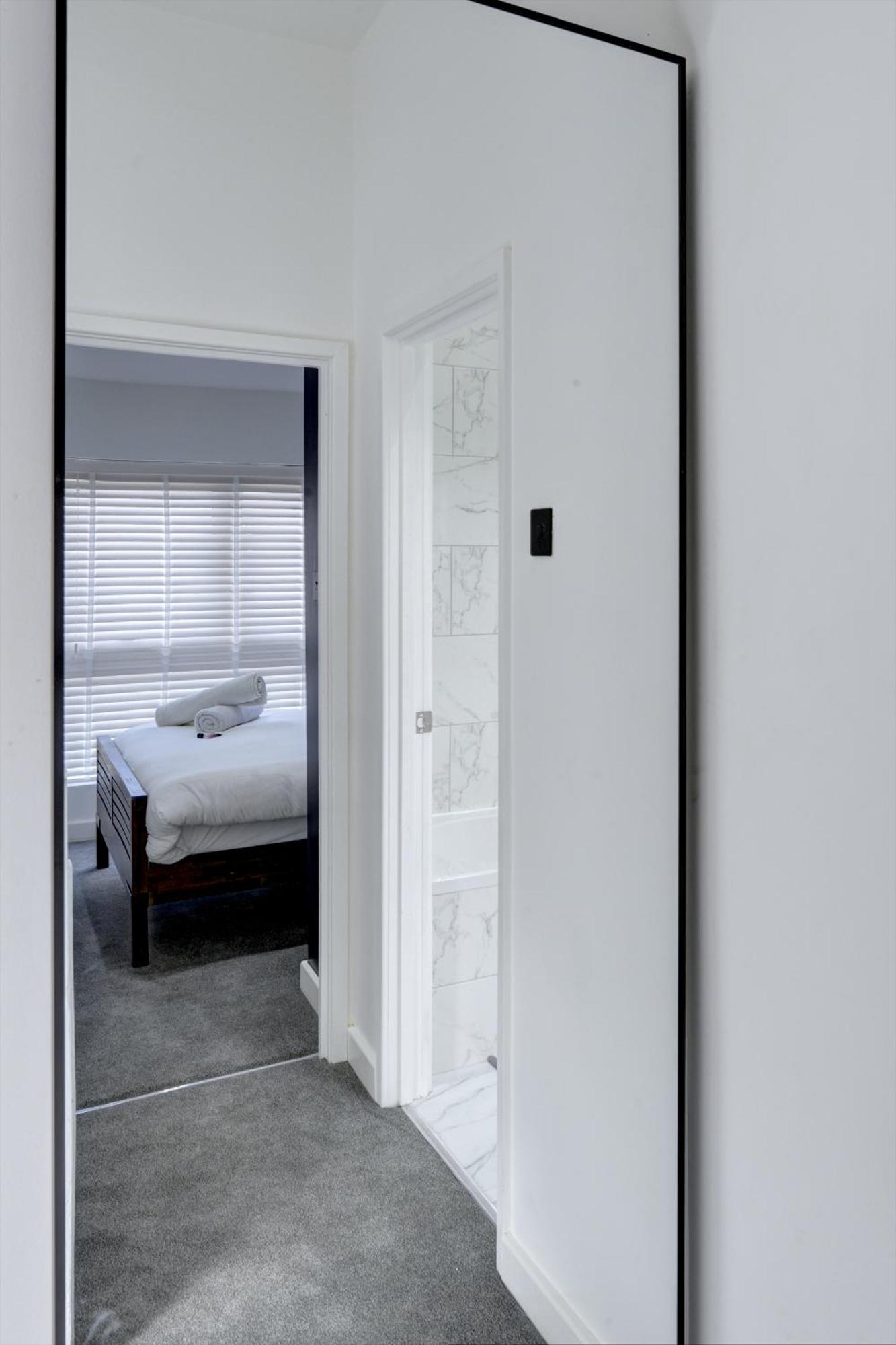 4 Bedrooms Homely House With Garden- Sleeps 9 Comfortably With 6 Comfortable Beds, Free Street Parking, Business Travellers, Contractors, & Holiday-goers, Coventry, Near Major Transport Links In And Motorway Apartment