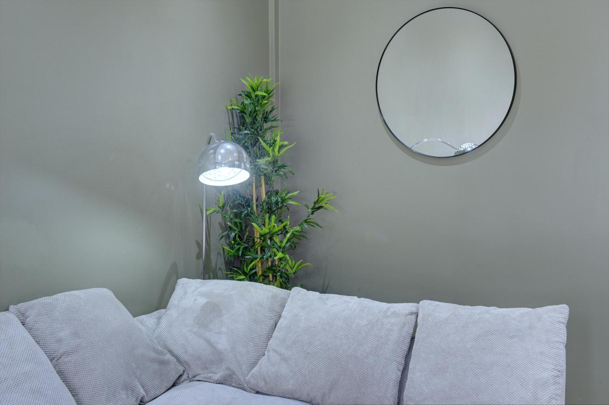 Apartment 4 Bedrooms Homely House With Garden- Sleeps 9 Comfortably With 6 Comfortable Beds, Free Street Parking, Business Travellers, Contractors, & Holiday-goers, Coventry, Near Major Transport Links In And Motorway *