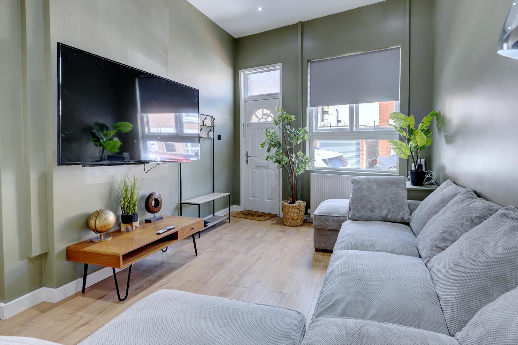 4 Bedrooms Homely House With Garden- Sleeps 9 Comfortably With 6 Comfortable Beds, Free Street Parking, Business Travellers, Contractors, & Holiday-goers, Coventry, Near Major Transport Links In And Motorway Coventry