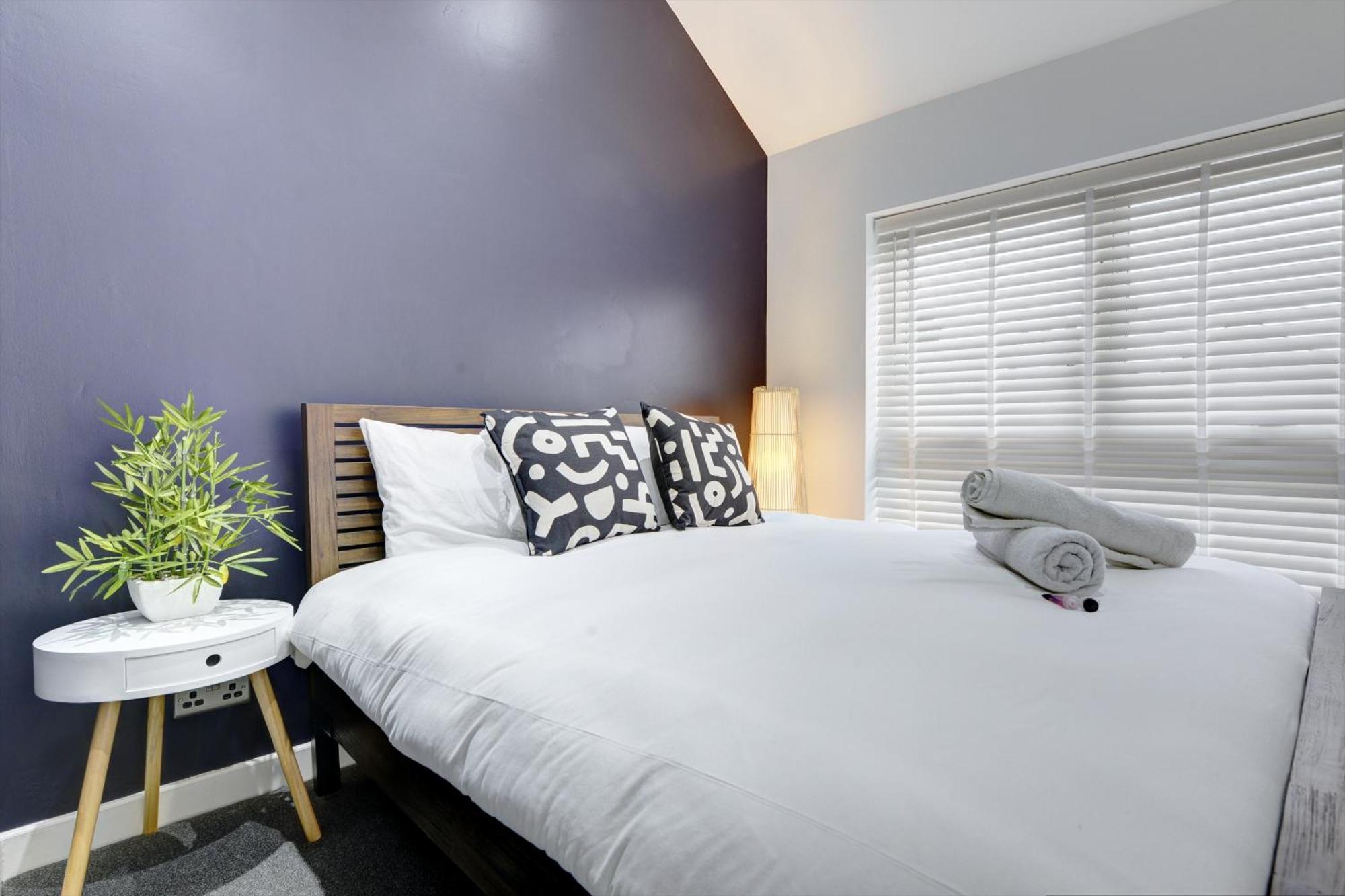 4 Bedrooms Homely House With Garden- Sleeps 9 Comfortably With 6 Comfortable Beds, Free Street Parking, Business Travellers, Contractors, & Holiday-goers, Coventry, Near Major Transport Links In And Motorway *
